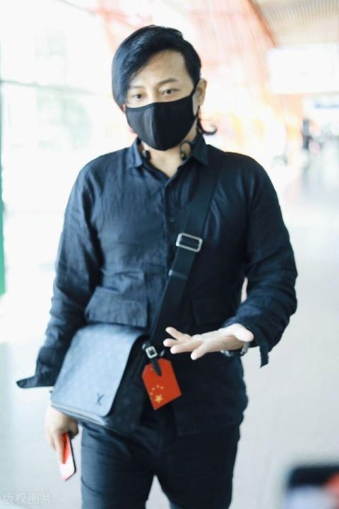 形象|陈志朋现身机场，穿搭黑色紧身却被发型吸引，妖娆妩媚成为新形象