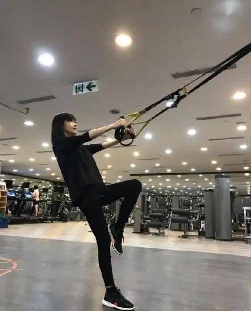  不显|周慧敏50岁还不显老，打扮的也很年轻，穿运动短裙搭白色健身裤！