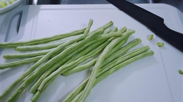  倒入|别老是番茄炒鸡蛋了，夏天的豆角更搭配，清热解毒助消化