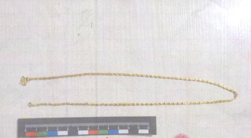 房间|女子回旅馆房间，突然冲出一半裸男子！警方用马赛克给他穿了件“衣服”