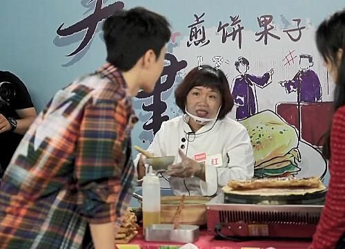  赵丽颖|赵丽颖跟王一博吃煎饼果子，他跟老板讨论做法，不料被赵小刀怼