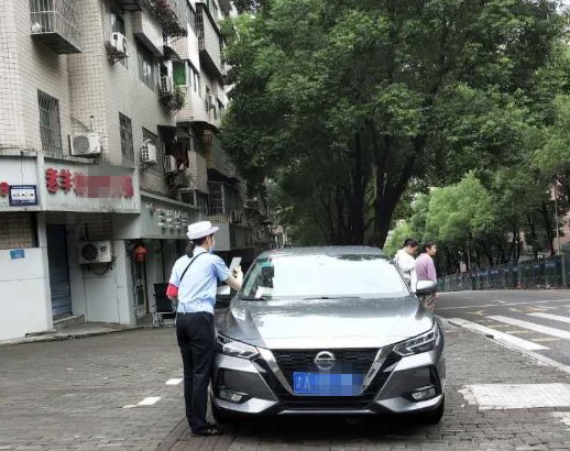 人行道上|万州严查！57辆车遭起了！
