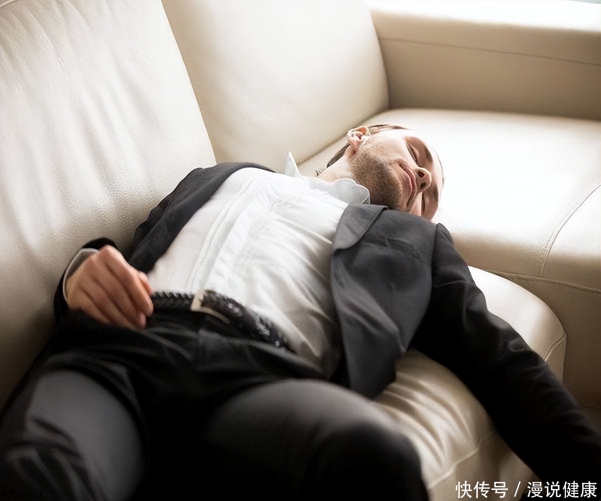 男性缺少睾酮素的明显表现是什么(男性的“能量之源”？身上出现这5个信号，说明睾酮素分泌良好)