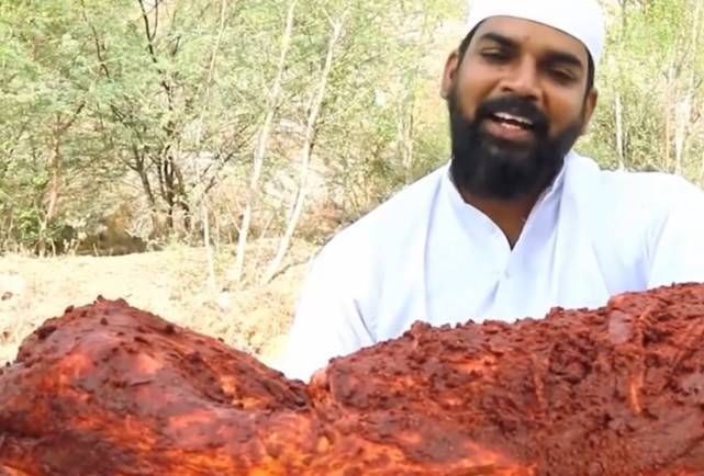 强大|据说新疆人民的烤全羊很强大看完巴基斯坦人民的烤全羊,网友很远