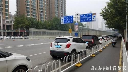 该车|右转车道成“停车场”？交警称该车道已划定为停车位