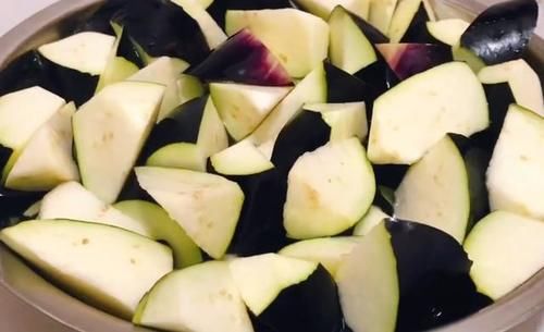  入适量|炒茄子总是太油腻，教你一招，做出的茄子不吸油，放心吃！