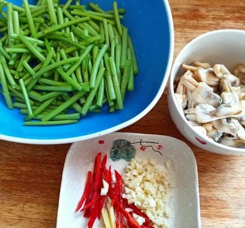  好吃|蒿子杆炒蛏子，蒿子杆脆嫩，蛏肉鲜香，好吃又下饭