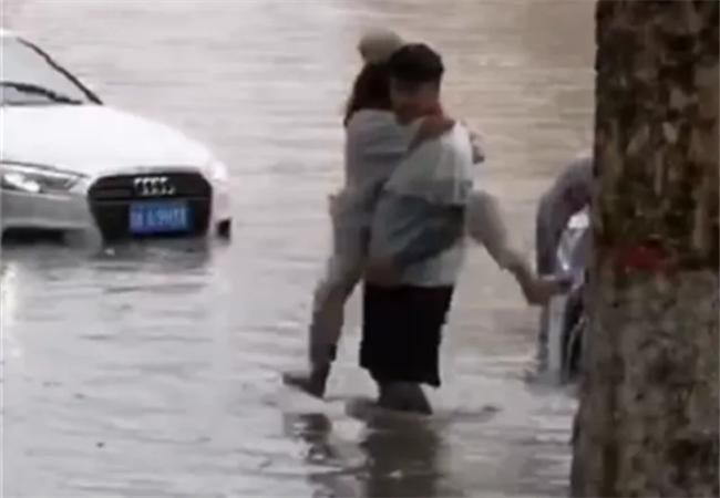  车主|奥迪A4L遭遇内涝，车主下车抱着女友回家，网友：这种男友哪里发？