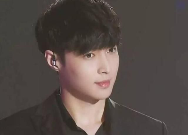  金鹰女神|金鹰奖很多艺人在盯着，但这个奖却被质疑，谁能获得引起网友关注