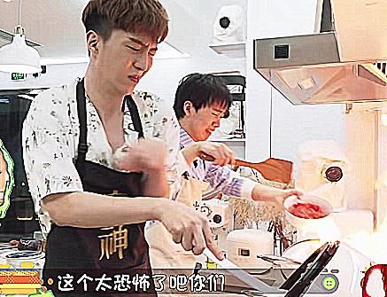  一旁|郭麒麟做饭起火，谁注意一旁范丞丞的反应？暴露现实人品