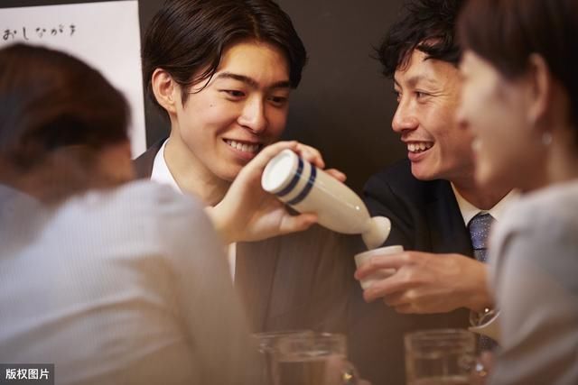 领导|饭局上领导跟你喝酒,别说“以茶代酒”,不会这3句话,不识抬举