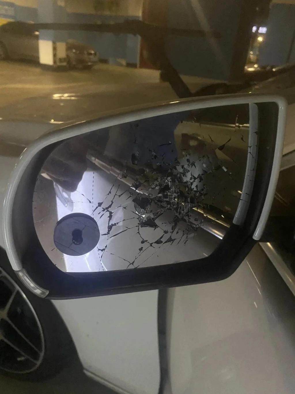  女子|女子狂砸9辆车还刻下＂男友＂名字，最后发现……砸错了？