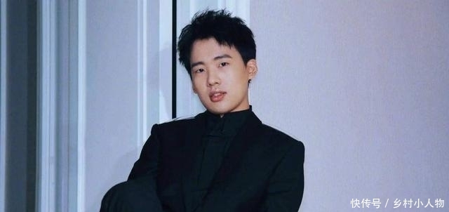 郑恺|郭麒麟郑恺同行业购物,两人称呼服务员不同,网友:学历差距太大