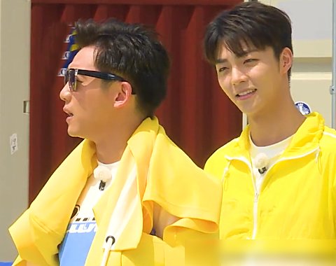  郑恺|郑恺作为00后代表出场时，还记得baby的反应？怕是忘了有镜头吧