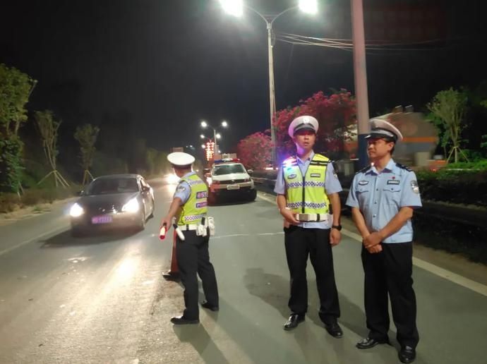 守护|国庆我在岗丨梧州交警“逢五”亮剑,守护平安畅通出行路!