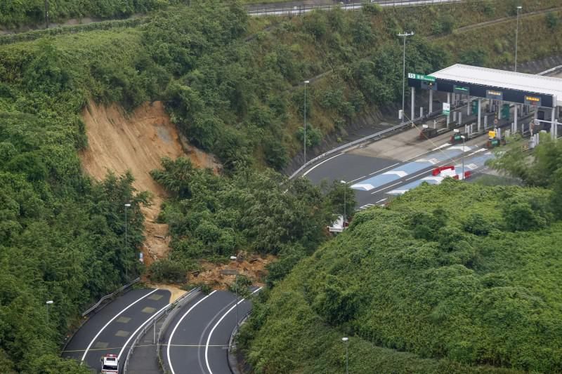  受伤|日本国道收费站前发生山崩！3车遭受波及，酿2人受伤！