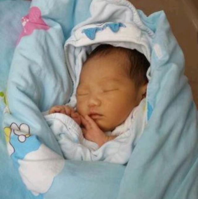  养老|为生儿子送走女儿，如今却让长大后的女儿养老，网友评论：过分了