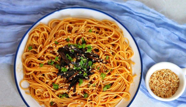  做法|精选美食：熬锅猪肉，肉汁小土豆，酱烧八爪鱼，葱油拌面的做法