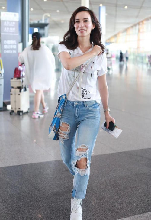 搭配|卢靖姗越看越美,穿基本款短裤参加活动,多看两眼就移不开视线