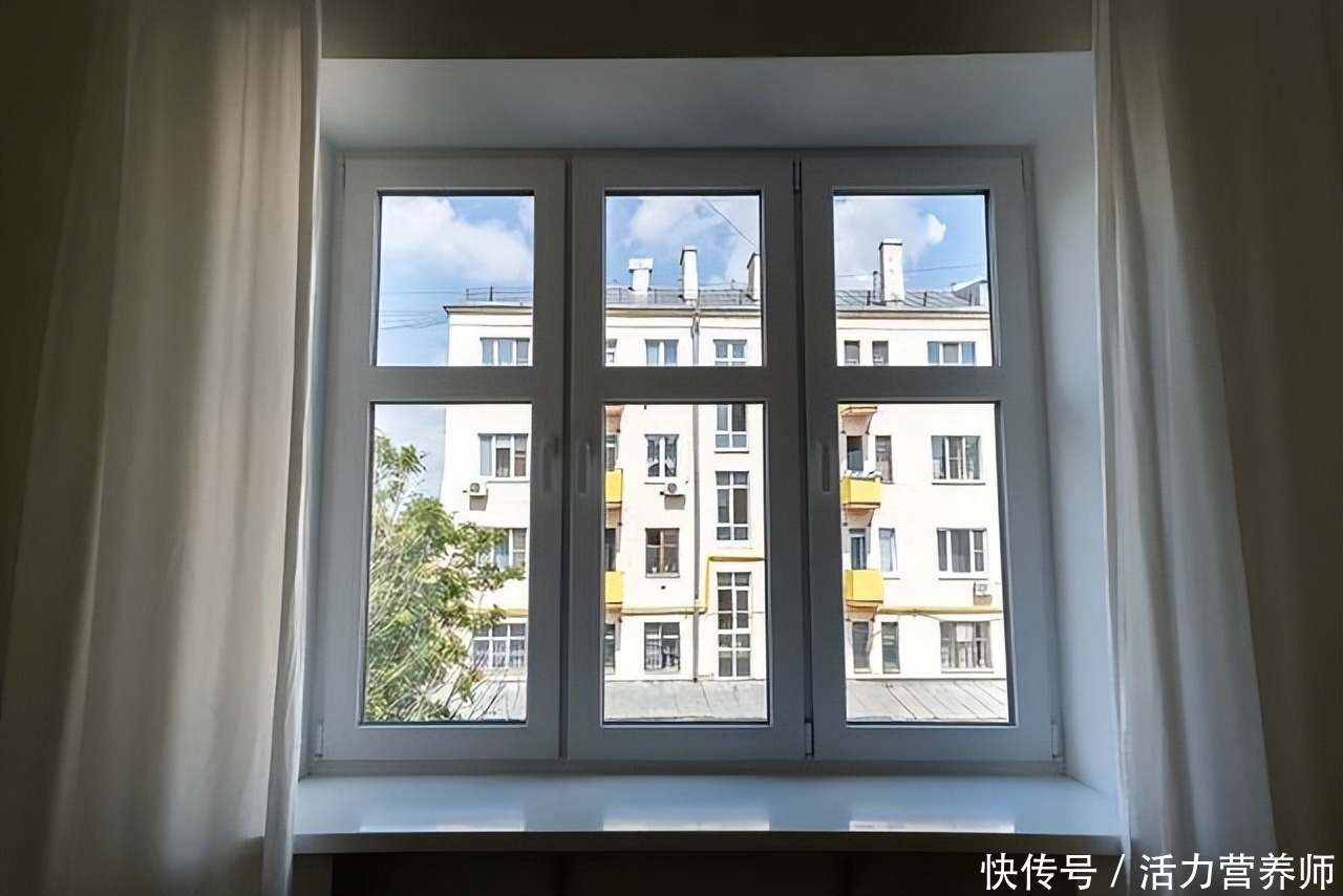 一般什么年纪会出现脑萎缩(网传：不爱开窗的人，更容易诱发脑萎缩？其实，这2件事才是诱因)