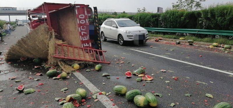  货车|现场曝光！滁新高速一货车爆胎，满地西瓜，一片狼藉！