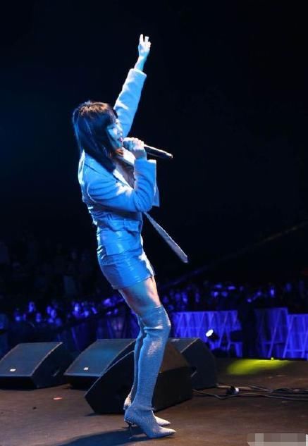 助理|黄龄摔下舞台后首现身,腿部一大片擦伤令人心疼,走路需助理搀扶