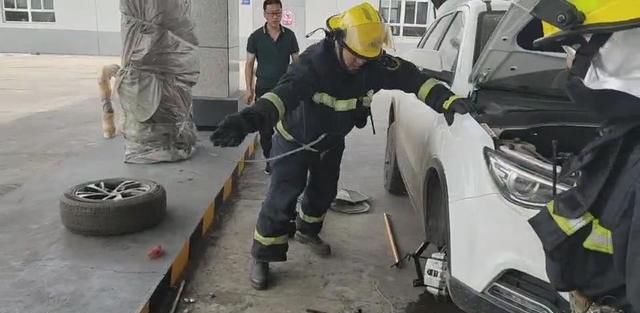  消防员|一条蛇“赖”在汽车轮毂里 消防员拆轮胎将其“请”出