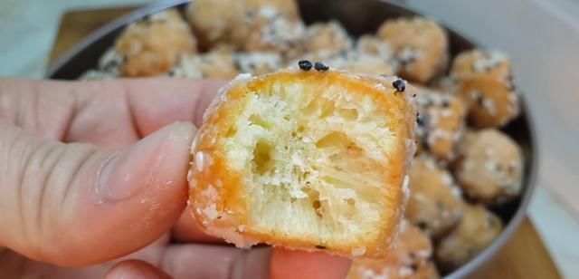  我家|我家面粉就爱这样做，加4个鸡蛋，做法比麻花简单，比油条都好吃