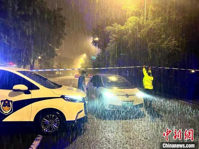 直击福州防抗暴雨：消防民警连夜救援