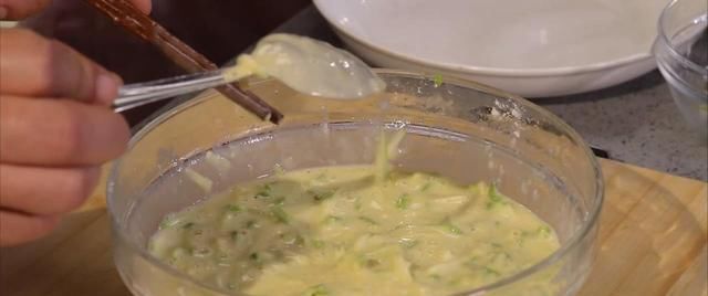 老少皆宜|早餐饼西葫芦鸡蛋饼,味道鲜美,老少皆宜,做法简单又省事、快捷