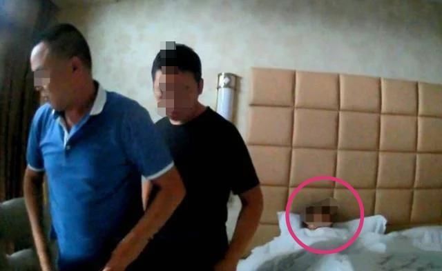 王女士|60大爷诈骗五名女子，被捕时床上还有一名女子，女子：你们凭什么抓他？