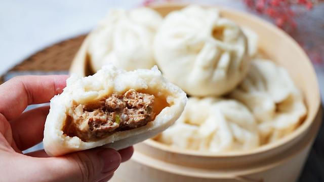  初秋|初秋我和家人爱吃这种香而不腻的鲜肉包，食材搭配营养，馅料醇香