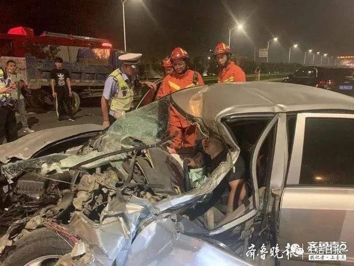  小轿车|济南二环南高架一货车追尾小轿车,致其严重变形!一男一女被困