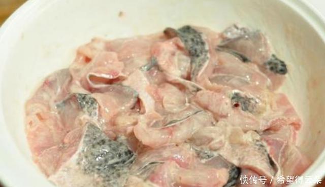 鱼片|做酸菜鱼时,最忌鱼片直接下锅!学会厨师这一招,鱼片完整又嫩滑