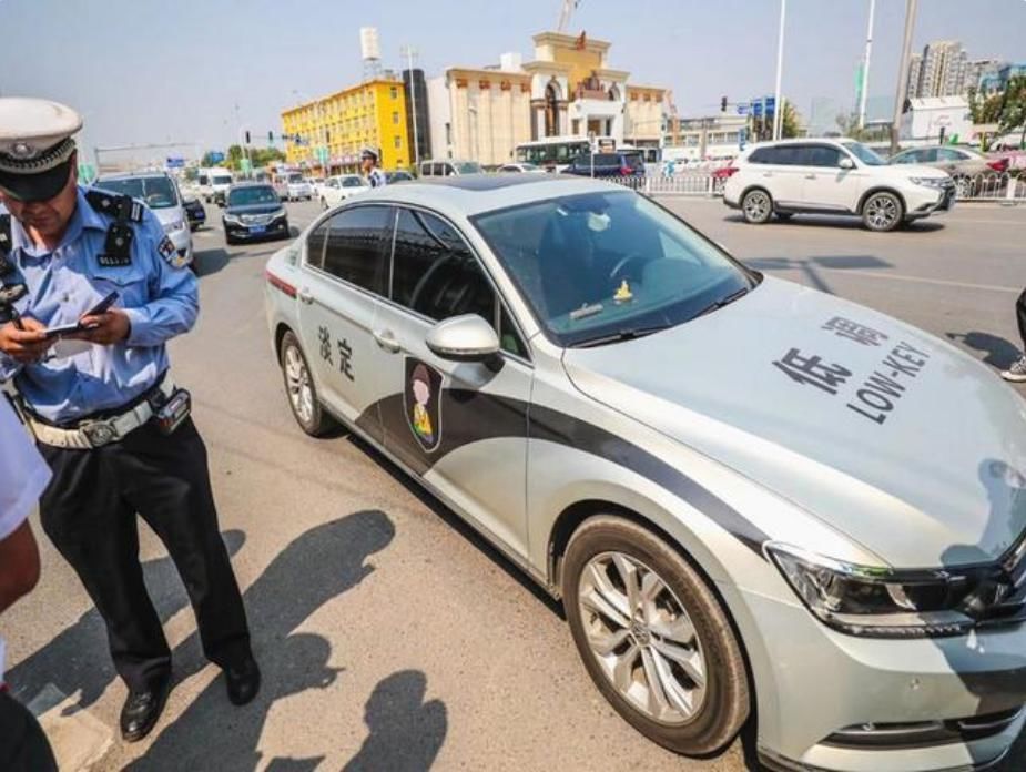 私家车|小伙把私家车改成警车，还把淡定写车上，网友：这是什么野路子