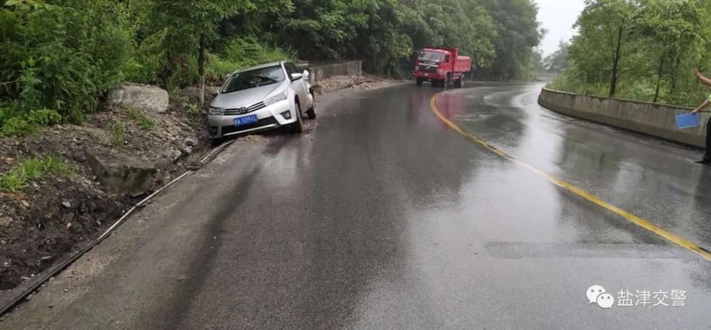  油罐车|盐津交警破案显神速，群众赠锦旗用心点赞