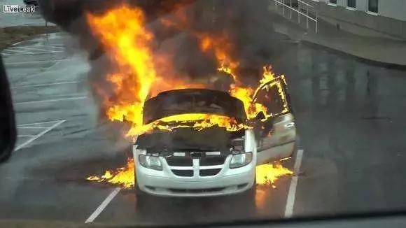  消防|一辆拉着6个煤气罐的车着火了！消防迅速扑灭