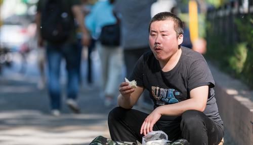  父亲|11岁漂亮女儿患重症急需救命钱，父亲急哭：别说卖血 要命都行