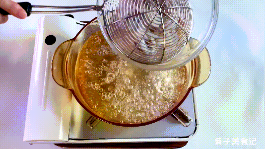 辣椒|炒鱿鱼如何做的脆爽开胃？注意焯水切花刀爆炒这三点，全家都爱吃