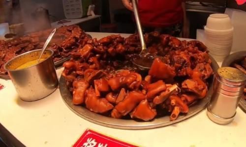 顾客|大妈甩卖“奢侈”小吃,12元一只,日卖上千只,顾客:一次吃十个