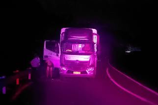 高速公路|货车深夜违停高速,驾驶员竟在应急车道洗澡.
