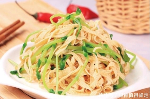 花椒|美食推荐：粉条白菜、红烧排骨、笋干烧猪蹄、豆皮拌豆苗的做法