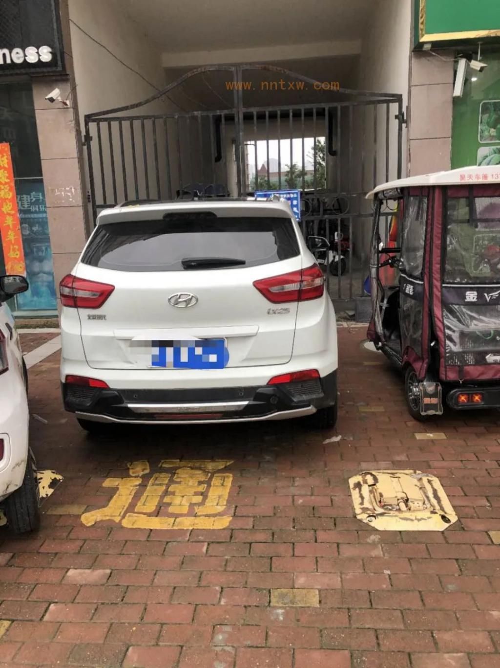  私家车|天中国际小区消防通道被私家车长期占用 存在极大的安全隐患