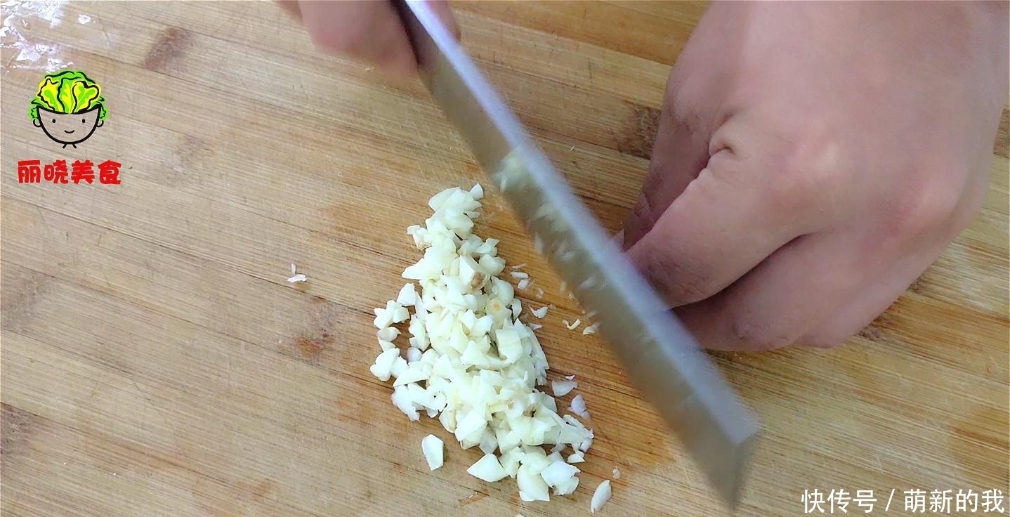 做法|青椒别再炒着吃了,教你好吃做法,不炒也不炸,出锅真的太香了