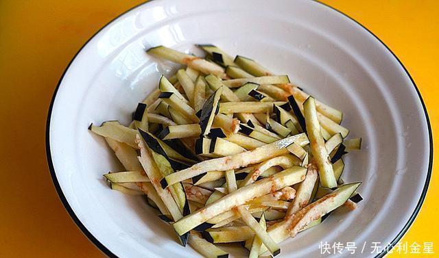  好吃|天那么热，茄子不要炒，教你这样做更省事又下饭，好吃到停不下来