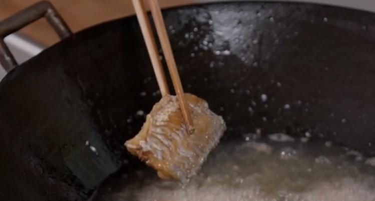 在家|教你在家做酥焖带鱼，外酥里嫩，快来尝尝吧