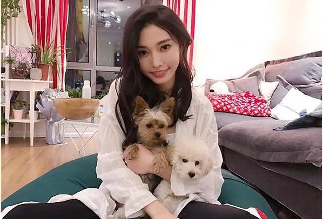  家里|带你看看童菲住的豪宅，住着很普通的房子，跟明星的身份不太相符