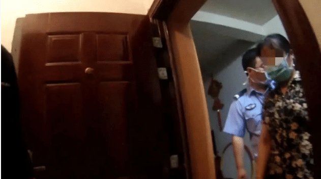 带走|女子家中啃猪蹄被警察带走, 调取监控发现问题, 的确很恶心