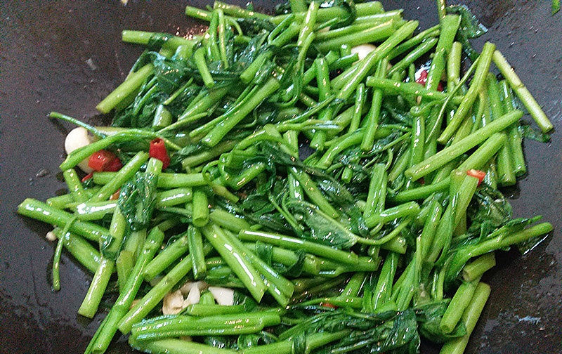  蔬菜|蔬菜界的“绿色精灵”，营养价值比番茄高，常吃洁齿口臭没了