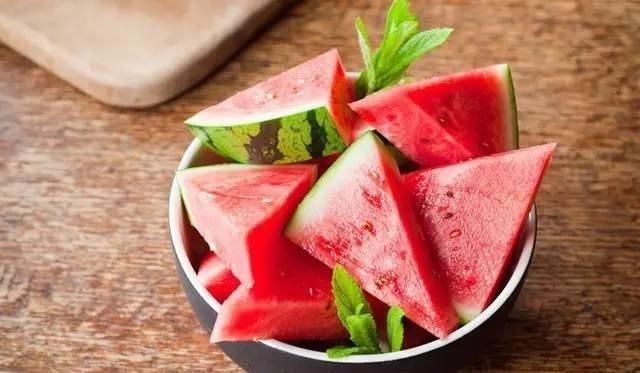 就证明|买西瓜时别再拍了,西瓜也分“公母”记住这“4点”一挑一个准